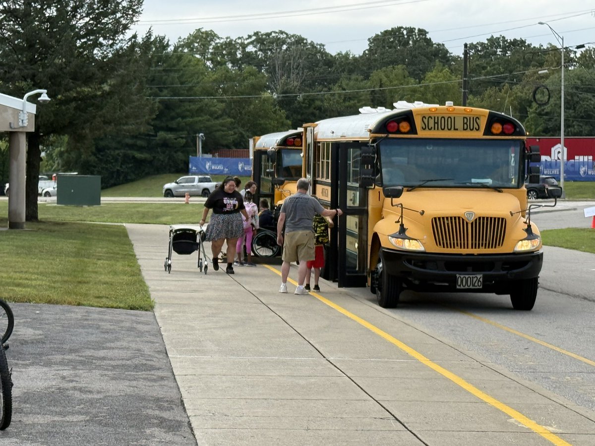 Students arriving for the first day of 25-26 <a href="/McCordMiddle/">McCord Middle School</a> #itsworthit