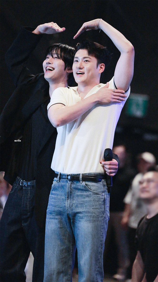 안효섭이 승호배우 허리에 팔 두른 장면만 잘 보인 자리였어서  ㅋㅋㅋㅋㅋㅋㅋㅋㅋㅋ
볼콕 사건의 자세한 상황을 이제 보게 됨 
안효섭 진짜 너무 웃기고 귀여운 사람ㅋㅋㅋㅋㅋㅋㅋㅋ 너무 귀여우니까 볼콕으로 또 개롭히자....는 농담이고ㅋㅋㅋ  또 보고싶다 웅...............