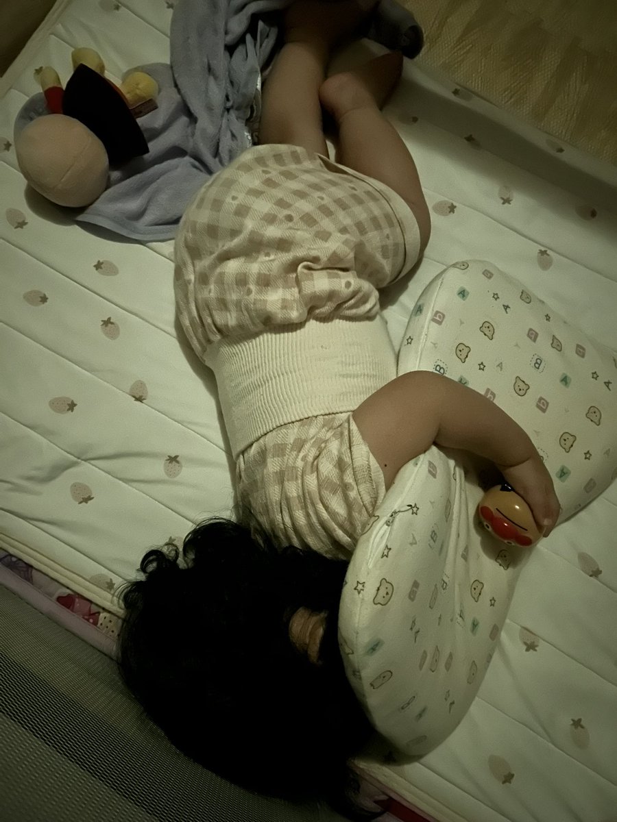 枕抱いて、アンパンマンのおもちゃ持ったまま寝てた😴