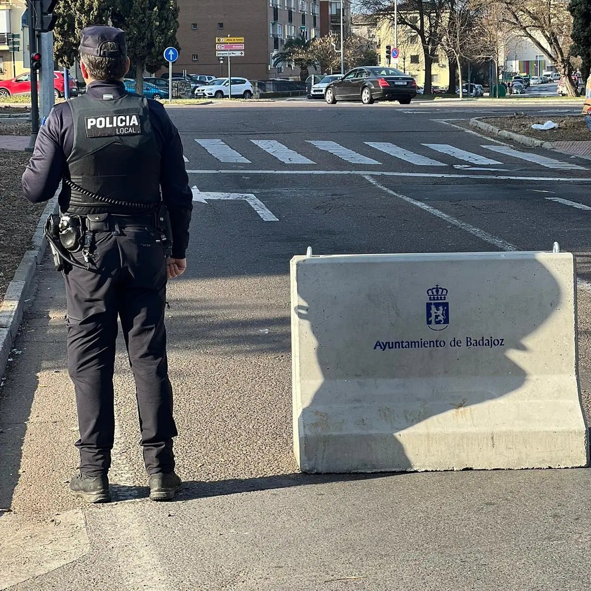 PSOE Badajoz /❤️ (@psoebadajoz) on Twitter photo El PSOE exige explicaciones por la suspensión de controles de alcoholemia y falta de mandos en la Policía Local. Los socialistas creen que no es un hecho puntual.
<a href="/MendozaRojas_/">Alejandro Mendoza</a> : “Está por demostrar que la concejala gestione algo: ni bien ni mal, que gestione”
#VamosConBadajoz El PSOE exige explicaciones por la suspensión de controles de alcoholemia y falta de mandos en la Policía Local. Los socialistas creen que no es un hecho puntual.
<a href="/MendozaRojas_/">Alejandro Mendoza</a> : “Está por demostrar que la concejala gestione algo: ni bien ni mal, que gestione”
#VamosConBadajoz