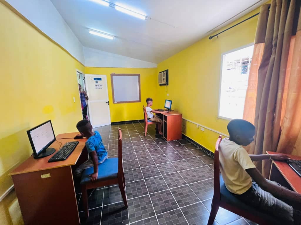 En la comunidad de Zamora Coco Solo, municipio Marianao, se reinauguró el Joven Club en el #DíaInternacionalDeLaJuventud, como merecido regalo para la comunidad y hermoso homenaje a Fidel, creador de los Joven Club, programa que cumplirá 38 años en septiembre.
#100AñosConFidel 🇨🇺