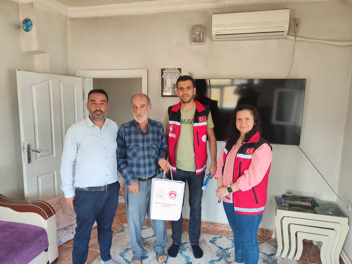 Siirt Aile ve Sosyal Hizmetler İl Müdürlüğü (@siirtashim) on Twitter photo 🇹🇷 Şehit Ailemiz Ziyaret Edildi
Veyselkarani beldesinde yaşayan Şehidimiz Arif ASAN’ın kıymetli ailesi ziyaret edilerek hal ve hatırları soruldu.
Vatan uğruna canını feda eden kahramanımızı rahmet ve minnetle anıyor, ailesine sağlık ve huzur diliyoruz.
<a href="/ashb_sehitgazi/">Şehit Yakınları ve Gaziler Genel Müdürlüğü</a> 🇹🇷 Şehit Ailemiz Ziyaret Edildi
Veyselkarani beldesinde yaşayan Şehidimiz Arif ASAN’ın kıymetli ailesi ziyaret edilerek hal ve hatırları soruldu.
Vatan uğruna canını feda eden kahramanımızı rahmet ve minnetle anıyor, ailesine sağlık ve huzur diliyoruz.
<a href="/ashb_sehitgazi/">Şehit Yakınları ve Gaziler Genel Müdürlüğü</a>