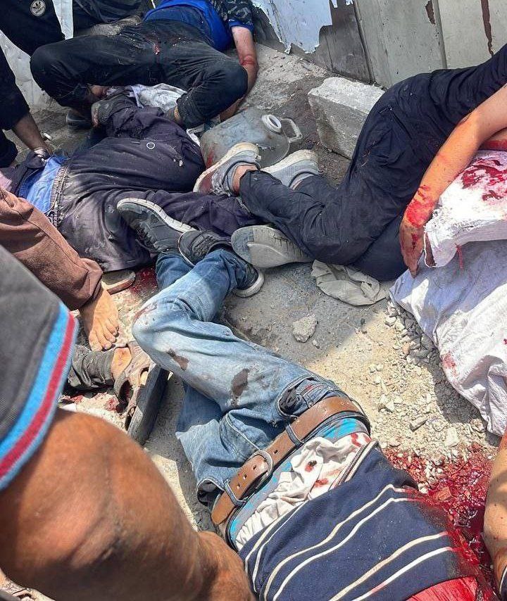 Hanzpal2's tweet photo. كيف تسهل إسرائيل عملية سرقة المساعدات.

مجزرة جديدة بعد استهداف إسرائيلي لعناصر تأمين المساعدات شمال غرب غزة.

إسرائيل تستهدف اي محاولة لتامين دخول المساعدات https://t.co/LKZ0MyY5Dg