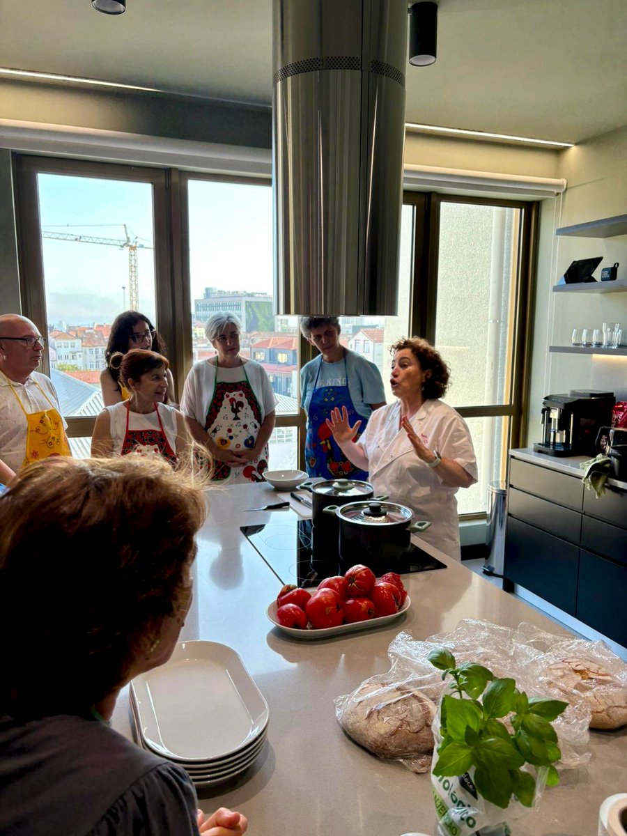 CursosaPorto's tweet photo. 🍳✨ Está a acontecer no aPorto 2025!
O Ateliê de Culinária da talentosa Helena Leandro já anima o magnífico Vertical Co-working, com cozinha e comedor incríveis.
Os participantes estão a aprender, cozinhar e saborear, mergulhando de forma única na cultura do Porto! 🥘🌍💛 https://t.co/bokqzEF2ap