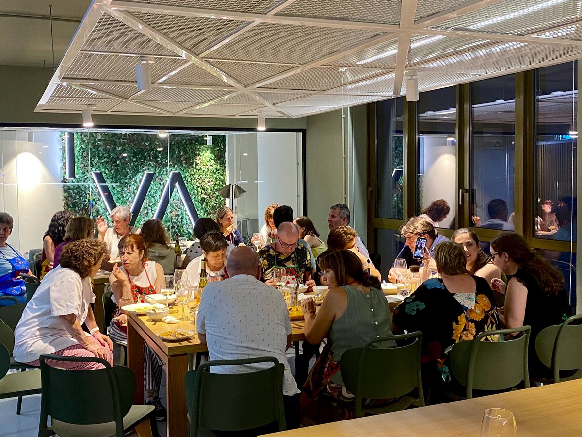 CursosaPorto's tweet photo. 🍳✨ Está a acontecer no aPorto 2025!
O Ateliê de Culinária da talentosa Helena Leandro já anima o magnífico Vertical Co-working, com cozinha e comedor incríveis.
Os participantes estão a aprender, cozinhar e saborear, mergulhando de forma única na cultura do Porto! 🥘🌍💛 https://t.co/bokqzEF2ap