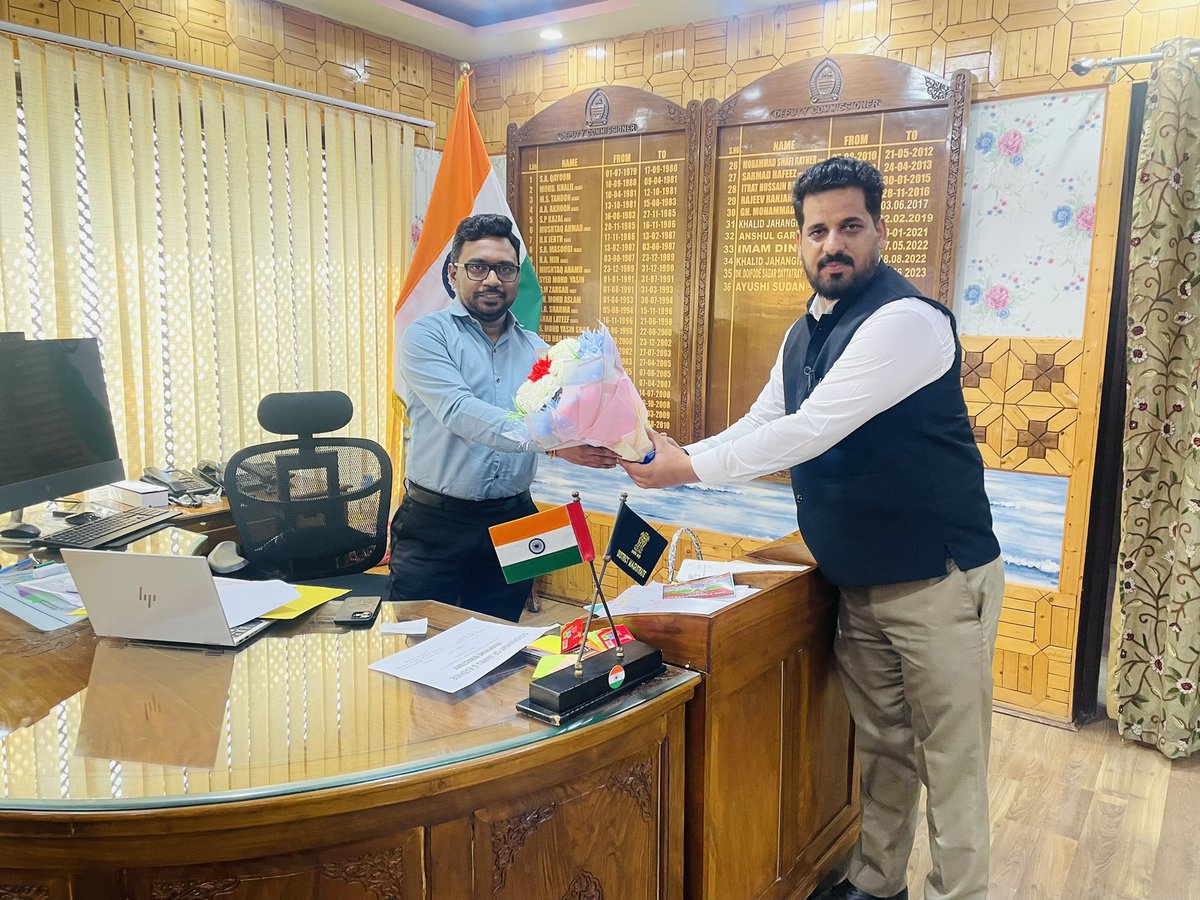 AdvocateGanie's tweet photo. It was nice to meet New Deputy Commissioner Kupwara Mr.Shrikant Balasaheb Suse @dckupwara https://t.co/oTKl9oQ3ae