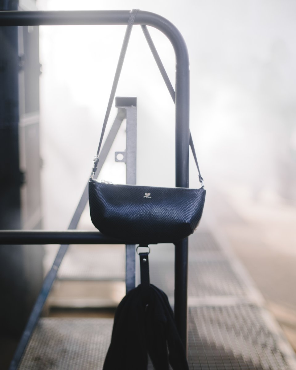 The new Eclipse bag, as seen at the Courrèges Summer Club 2025 edition, now available online and in our stores.

#courregesFW25
#courreges