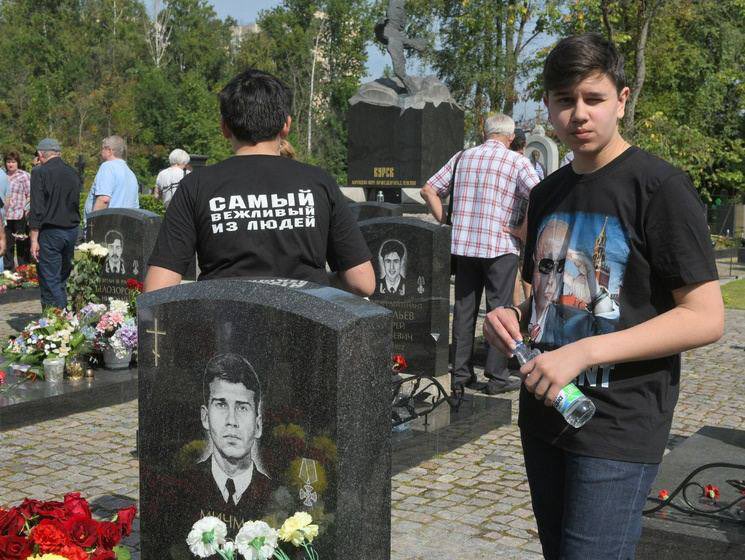 Ещё про «Курск», затонувший ровно четверть века назад – племянники утонувшего в «Курске» мичмана Олега Трояна пришли на кладбище в футболках с путиным, чтобы «поддержать его политику».

Наверное, считают главными врагами своей семьи Евросоюз и НАТО. «Стадо вечно боялось волка, а