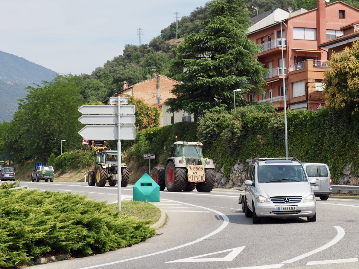 RadioSeu's tweet photo. Retencions a l'#N260 i l'#N145 a causa de la mobilització organitzada per @uniopagesos per protestar pels danys causats per la fauna salvatge. L'acció finalitzarà davant la seu dels Serveis Territorials d'Agricultura de l'Alt Pirineu i Aran, a #laSeu https://t.co/mVzpSVHZr2