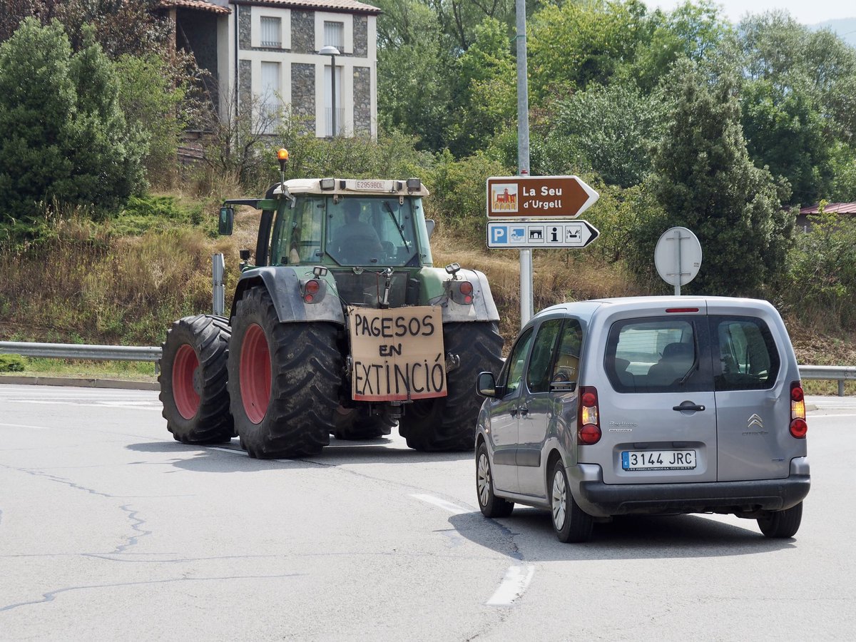 RadioSeu's tweet photo. Retencions a l'#N260 i l'#N145 a causa de la mobilització organitzada per @uniopagesos per protestar pels danys causats per la fauna salvatge. L'acció finalitzarà davant la seu dels Serveis Territorials d'Agricultura de l'Alt Pirineu i Aran, a #laSeu https://t.co/mVzpSVHZr2
