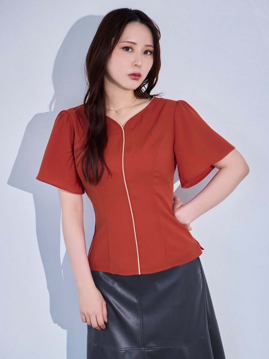 Heart neck piping blouse

パイピングが目を惹く大人なブラウス。ハートネックの柔らかな抜け感が上品さを引き立てます。

08.14 thu 22:00 overe-shop.com/collections/ne…