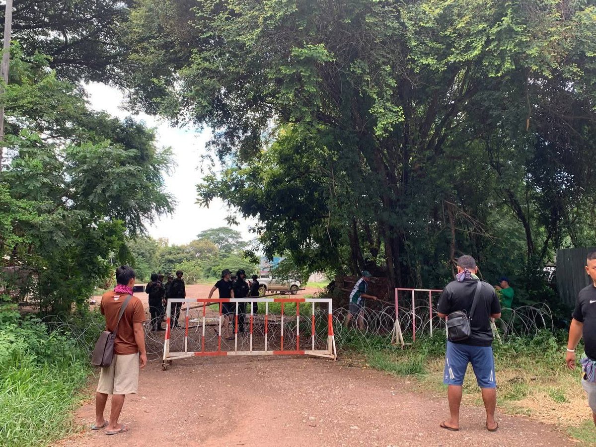 OBvlogs's tweet photo. Thai Military Forces Set Up Barbed Wire in Ou Beichoan Commune on 12-13 August: Defence Spokesperson 

(Phnom Penh): Lieutenant General Maly Socheata, Spokesperson for Cambodian Ministry of National Defence, reported that on 12-13 August 2025, Thai paramilitary forces and Thai border forces inspected the area in front of the Chouk Chey checkpoint. They set up barbed wired and placed tire in Chouk Chey village, Ou Beichoan commune, Ou Chrov district, Banteay Meanchey province in Military Region 5. 

According to the spokesperson, Cambodia demands that the Thai side immediately and unconditionally hold all actions that violate ceasefire and the spirit and consensus reached at the GBC extraordinary meeting, particularly Point 2 and Point 4. 
=FRESH NEWS