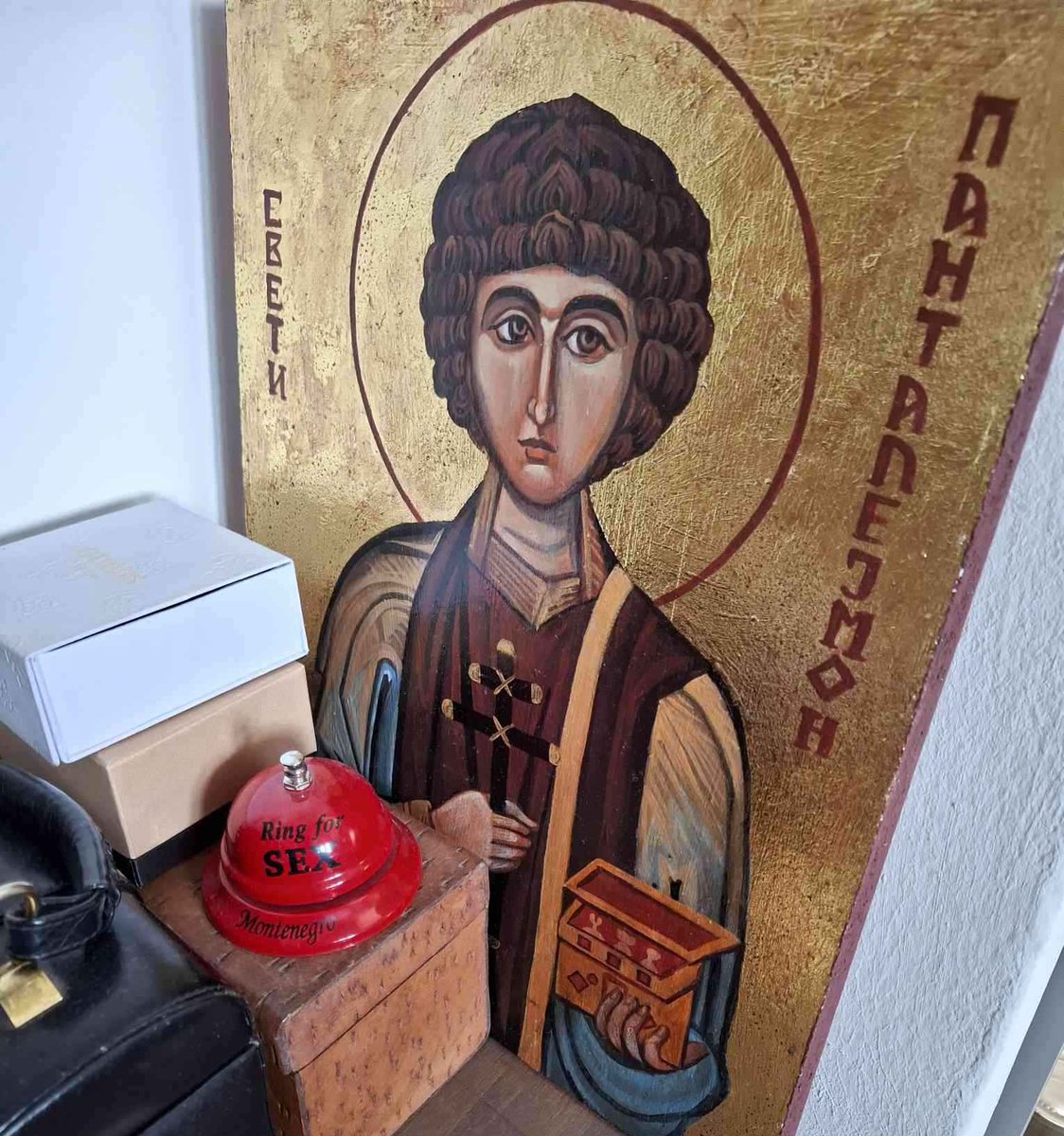 <a href="/buturipol2/">Токсоносецот 2.0</a> <a href="/varikina/">varikina</a> Сакам 5€ по икона и библија што ги имам дома. Хинт: двете се повеќе од 5 😪
П.с. нели е прекрасна оваа