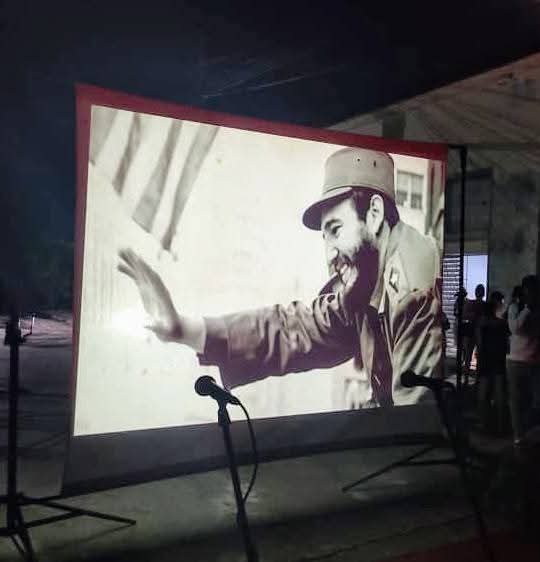CutinoMont77036's tweet photo. #Fidel100Pre 
Jóvenes destacados de  los sectores  de Granma participan, ahora, en la Gala en homenaje a los 99 años del nacimiento del Comandante en Jefe Fidel Castro Ruz, principales autoridades rinden tributo.  
#100AñosConFidel 
#DePieYCombatiendo https://t.co/s4r3YkoaKe