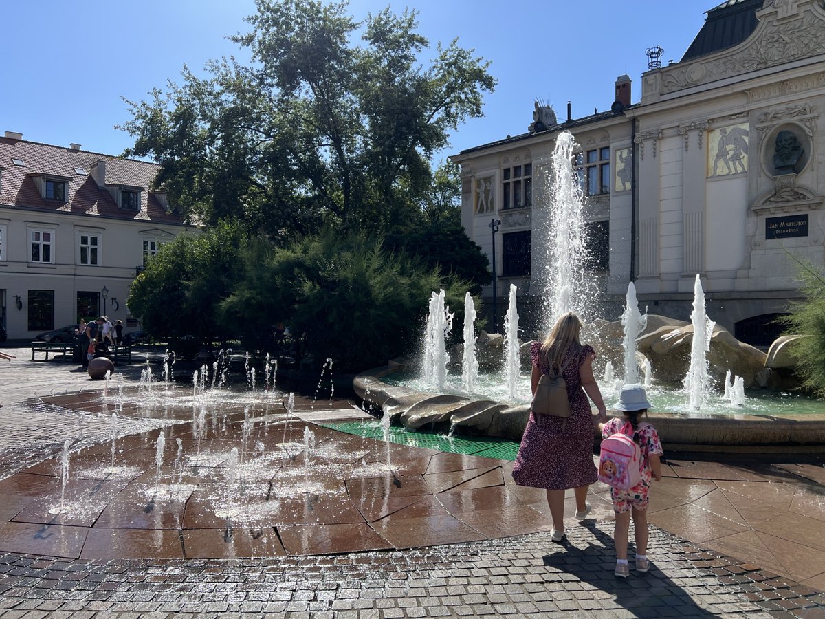 krakow_pl's tweet image. #Krakow #upal #KurtynyWodne #lato #temperatura #fontanny #parki #ZielenMiejska
Dziś i w najbliższych dniach temperatura maksymalna w Krakowie może wynieść od 30 do 34 st. C 🔥☀️🌞. W tej sprawie specjaliści z Instytutu Meteorologii i Gospodarki Wodnej wydali ostrzeżenie drugiego