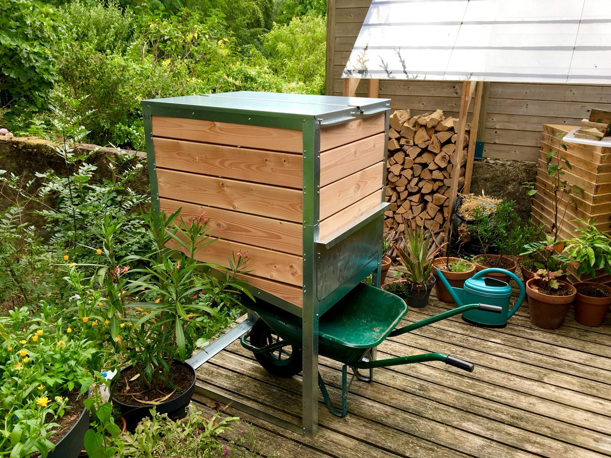 victormassip's tweet photo. Aujourd'hui, récolte du compost et amendement du potager.
https://t.co/bVg5gqh68X https://t.co/iPBPsr4W2B