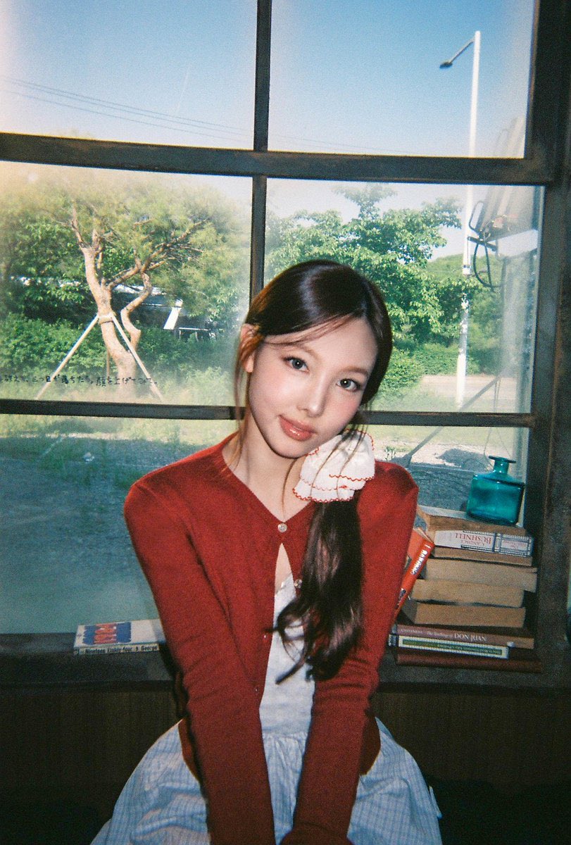 Nayeon in this red cardigan 🫠🫠