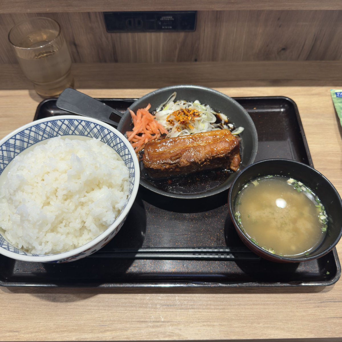 37歳独身男性の夕食は

吉野家の厚切り豚角煮定食です🐷🍚✨
（税込1,097円）

美味すぎて、ご飯が止まりません
しかもおかわり無料です😱！！