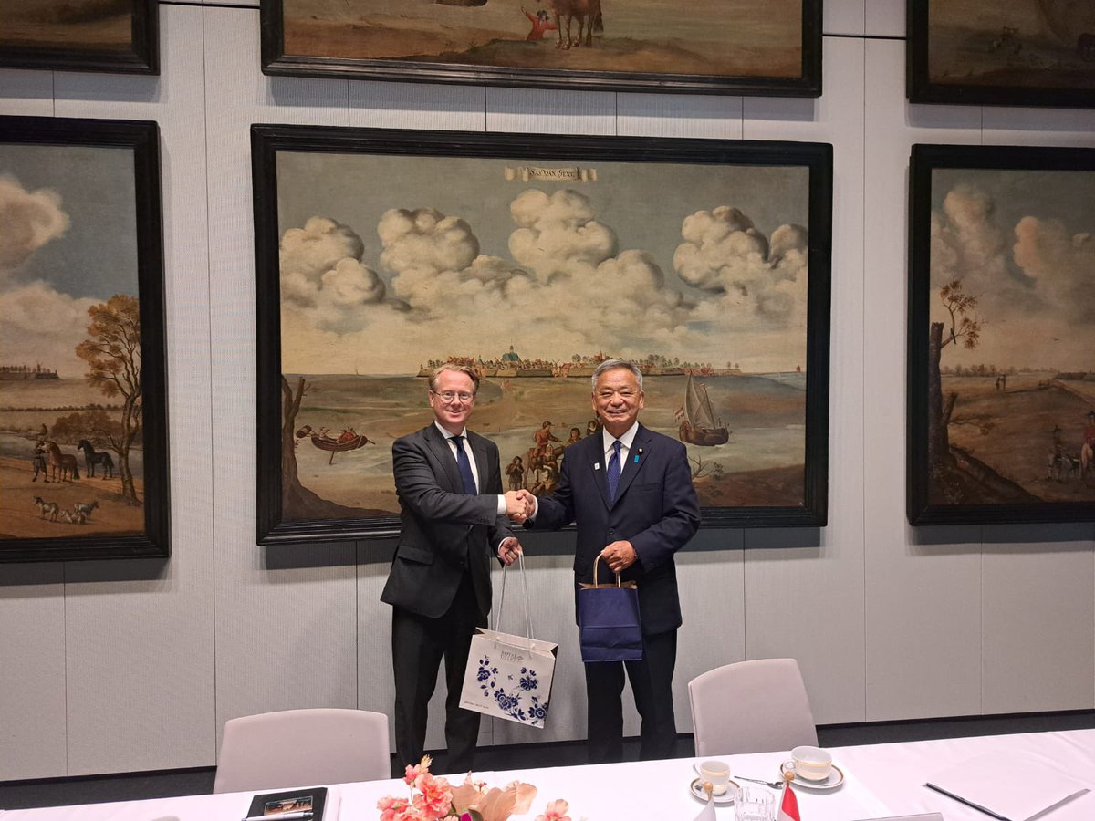 MinisterIenW's tweet image. Japan en Nederland vieren dit jaar 425 jaar bilaterale betrekkingen. 🇯🇵 🇳🇱  Extra bijzonder dat ik mijn collega-minister Katsunori Takahashi heb ontmoet. We hebben gesproken over samenwerking op het gebied van havens, zoals verduurzamen, digitale innovatie en cyberdreigingen.