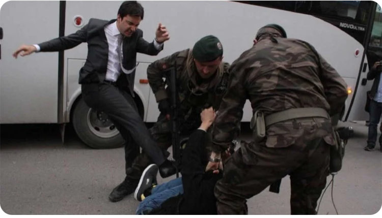 Süper ligde transfer süresi henüz bitmeden, böyle bir libero’nun değerlendirilmesini öneririm.
Devlet gibi VOLE atıyor.
Bizden söylemesi….