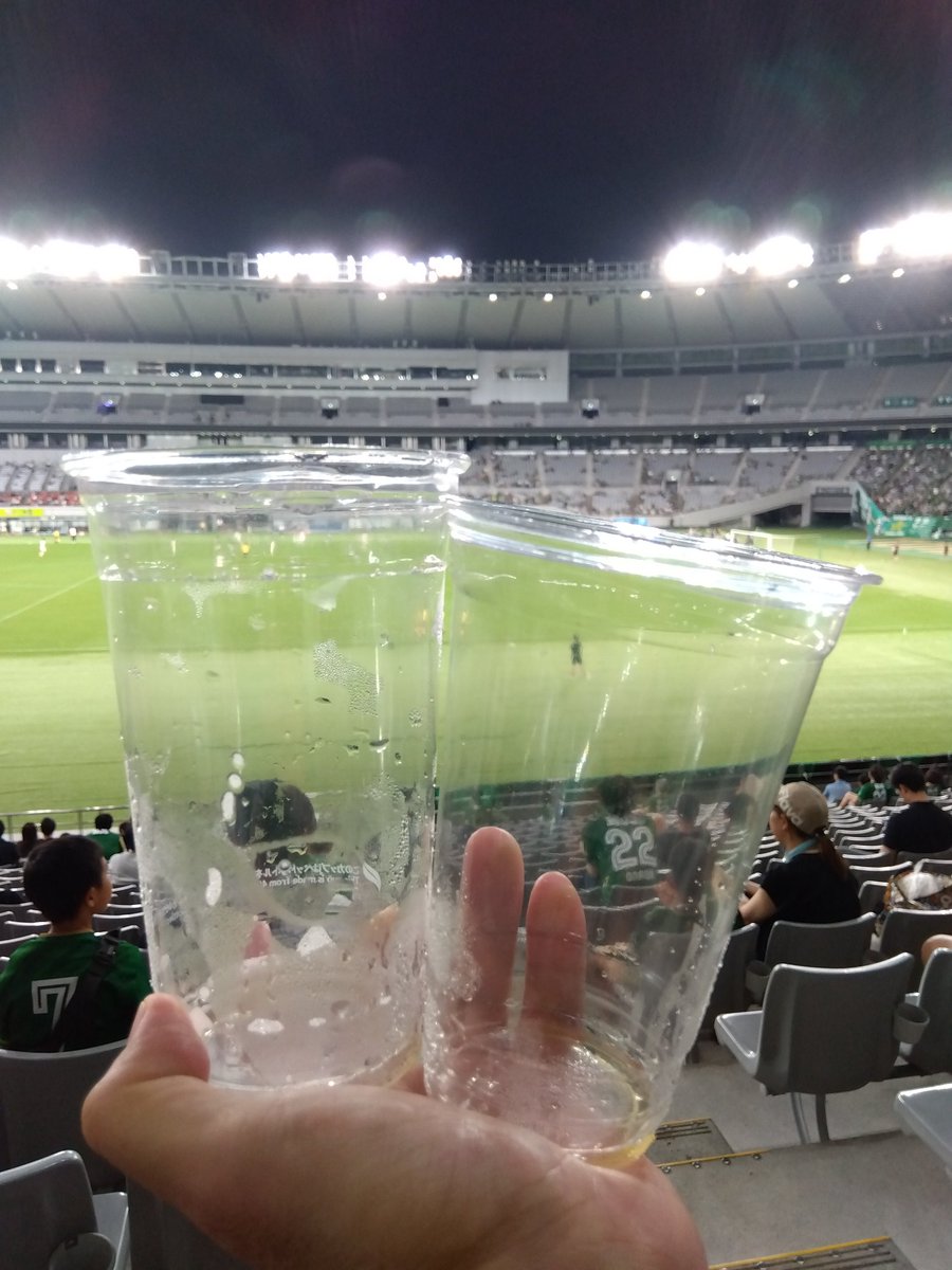 売り子ちゃんから買ったやつ（左、850円）とコンコースの売店で買うやつ（右、800円）でカップの大きさ違うことにいまさら気付く