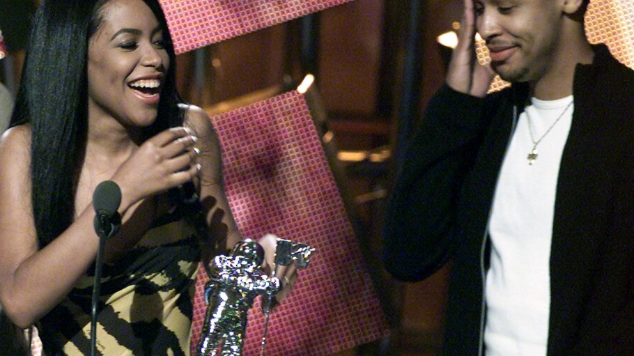 Aaliyahxepic's tweet photo. Even in 2025, no one moves like Aaliyah did. Smooth, sharp, effortless.
What’s the first song of hers that comes to your mind right now? 🎧

#Aaliyah #AaliyahInFortnite #AngelCode https://t.co/TWVUhyxDiA