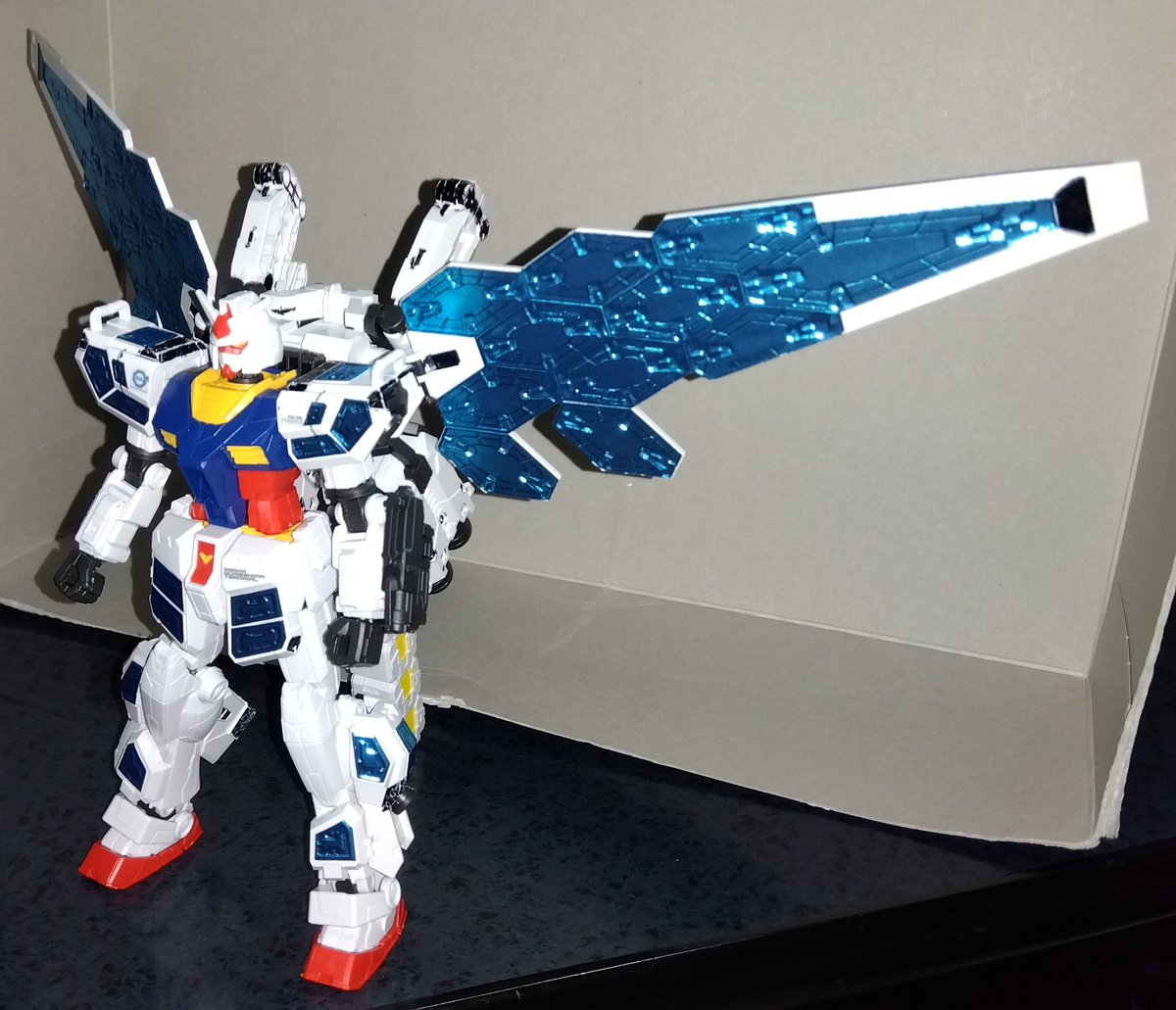 デカ過ぎるだろ…（）
#ガンプラ
#ガンダム
#グラスフェザー装備 
#エントリーグレード
#万博ガンダム