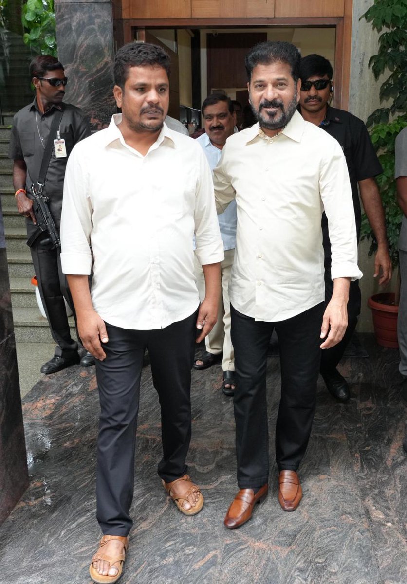 BodanapallyVGR's tweet photo. Had the honour of meeting Hon’ble Chief Minister Sri @revanth_anumula  Garu today. A truly memorable and respectful interaction.
— Bodanapalli Venugopal Reddy, CEO, @TSATnetwork

 @TelanganaCMO  @Bhatti_Mallu  @seethakkaMLA @iamkondasurekha @TSATnetwork @Min_SridharBabu @OffDSB @DigitalMediaTG @jupallyk_rao @oratorgreat @kiran_chamala @IPRTelangana @KomatireddyKVR @UttamINC @VivekVenkatswam @INC_ponguleti  @Tummala_INC @ayodhya_boreddy @AapannaHastham @INCIndia @Congress4TS @INCTelangana @IYCTelangana @sadiqpress @BRSparty @BJP4India @SatishManneINC @burravenkatesh5 @EduMinOfIndia @TSEduDept @Vemnarenderredy @KondaSurekha @meeseethakka @KondaSurekha @K_RaghuveerINC @VamsiChandReddy @DrMalluRavi1