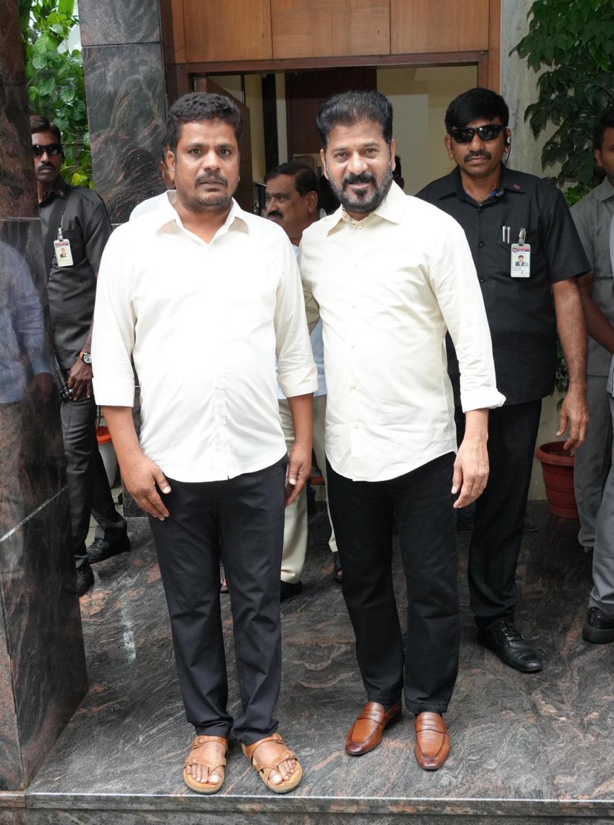 BodanapallyVGR's tweet photo. Had the honour of meeting Hon’ble Chief Minister Sri @revanth_anumula  Garu today. A truly memorable and respectful interaction.
— Bodanapalli Venugopal Reddy, CEO, @TSATnetwork

 @TelanganaCMO  @Bhatti_Mallu  @seethakkaMLA @iamkondasurekha @TSATnetwork @Min_SridharBabu @OffDSB @DigitalMediaTG @jupallyk_rao @oratorgreat @kiran_chamala @IPRTelangana @KomatireddyKVR @UttamINC @VivekVenkatswam @INC_ponguleti  @Tummala_INC @ayodhya_boreddy @AapannaHastham @INCIndia @Congress4TS @INCTelangana @IYCTelangana @sadiqpress @BRSparty @BJP4India @SatishManneINC @burravenkatesh5 @EduMinOfIndia @TSEduDept @Vemnarenderredy @KondaSurekha @meeseethakka @KondaSurekha @K_RaghuveerINC @VamsiChandReddy @DrMalluRavi1