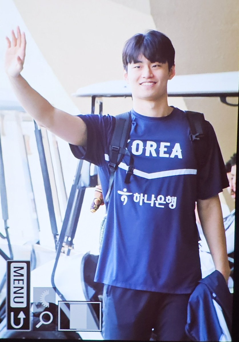 내가또울었음 ㅜㅜ
그리구 형아 잘가라고 인사하는 아카라카 후배,, #이정현 #유기상