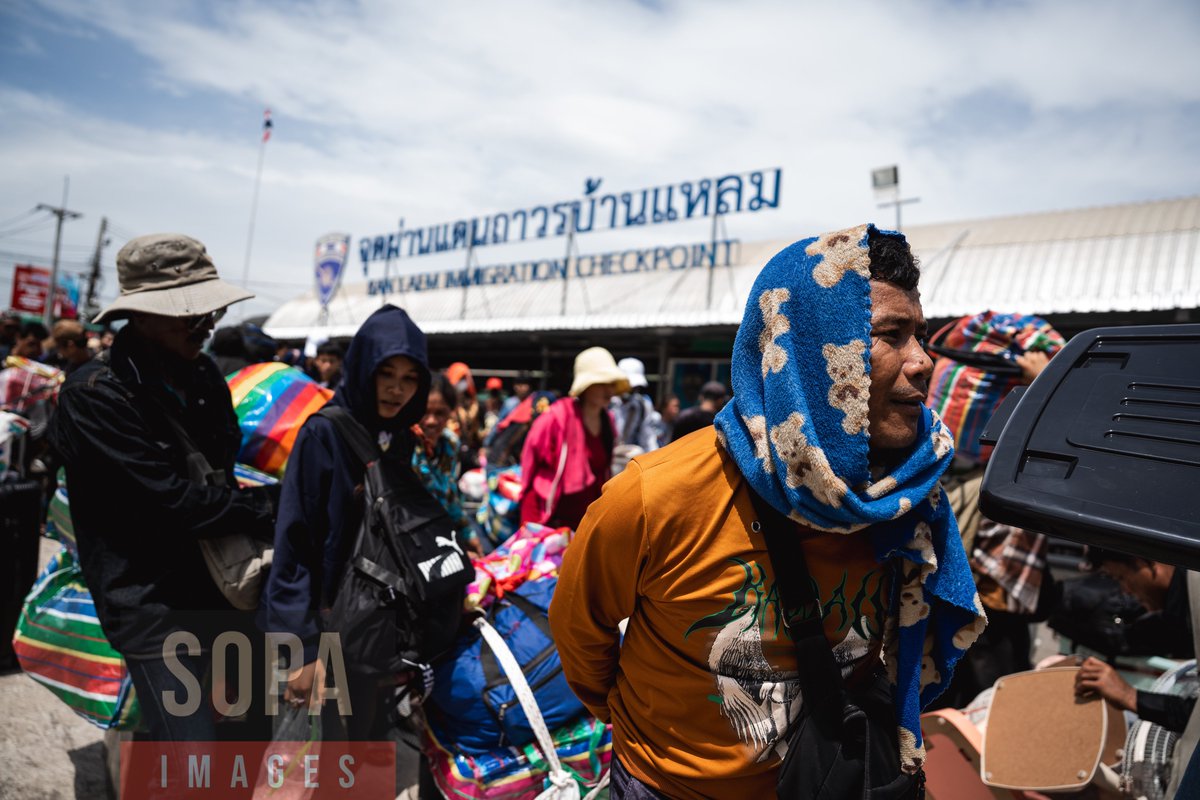 sopaimages's tweet image. Several views of #Cambodians #returning home at the Ban Laem #bordercheckpoint in #BanLaem, #Thailand on Jul 28, 2025. Thousands of Cambodians returned home through Ban Laem checkpoint over the weekend as #tensions escalated along the #ThaiCambodian #border. 📷 Ploy Phutpheng