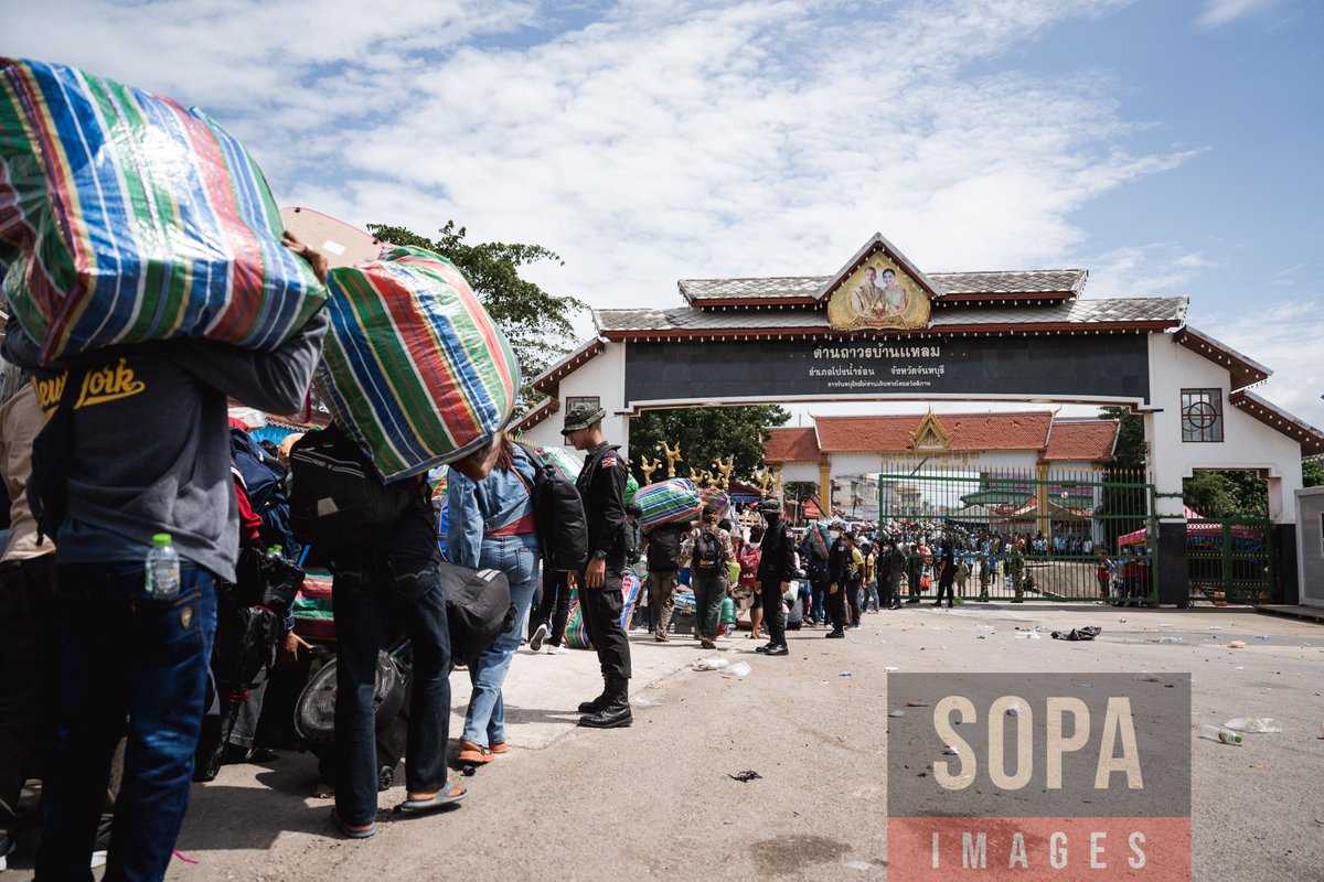 sopaimages's tweet image. Several views of #Cambodians #returning home at the Ban Laem #bordercheckpoint in #BanLaem, #Thailand on Jul 28, 2025. Thousands of Cambodians returned home through Ban Laem checkpoint over the weekend as #tensions escalated along the #ThaiCambodian #border. 📷 Ploy Phutpheng