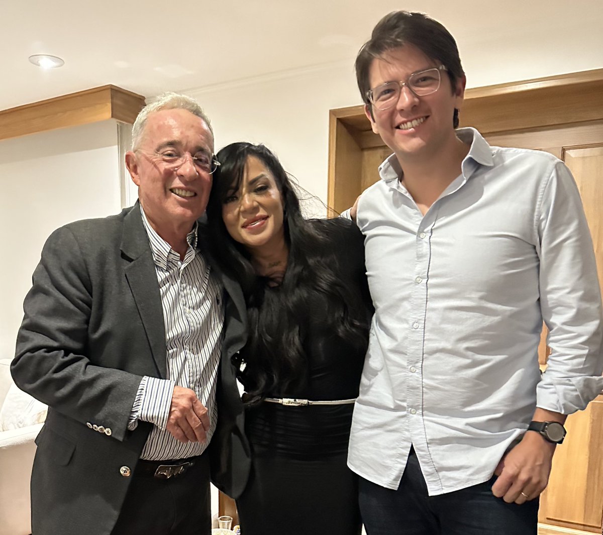 ANTES ERA URIBISTA … 
Ahora soy 
DOBLEMENTE URIBISTA!!