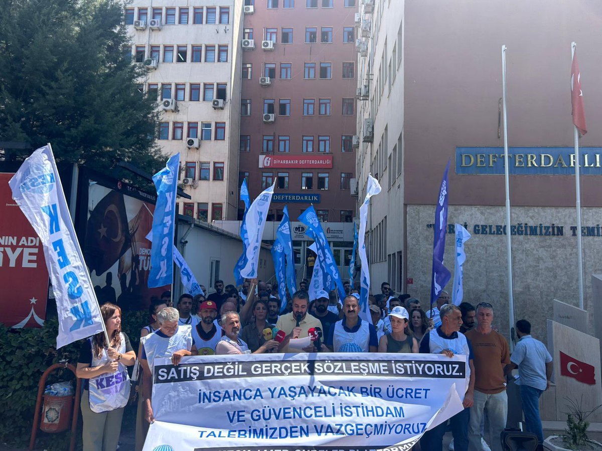 sesamed21's tweet photo. KESK Amed şubeler platformu olarak kamu işverenin zam teklifine karşı alanlara çıktık. Kamu emekçilerine dayatılan sefaleti kabul etmiyoruz. Taleplerimizden vazgeçemiyoruz!
📌İnsanca Yaşamaya Yetecek Bir Ücret, 📌Güvenceli İstihdam- Güvenli Gelecek, 📌Demokratik- Adil Bir Çalışma Yaşamı,
📌Halktan Yana Bir Kamu Hizmeti 
📌Gerçek Bir Toplu Pazarlık Hakkı
📌Kira yardımı 
📌Kreş hakkı 
📌Ek ödemelerin emekliliğe yansıması 
ve tüm taleplerin hayat bulması için birlikte mücadele etmeye,  yeni bir satış sözleşmesine izin vermemek için seslerini yükseltmeye, iktidarın hepimizle dalga geçen teklifine karşı ortak mücadeleye çağırıyoruz!
Yaşasın örgütlü mücadelemiz!