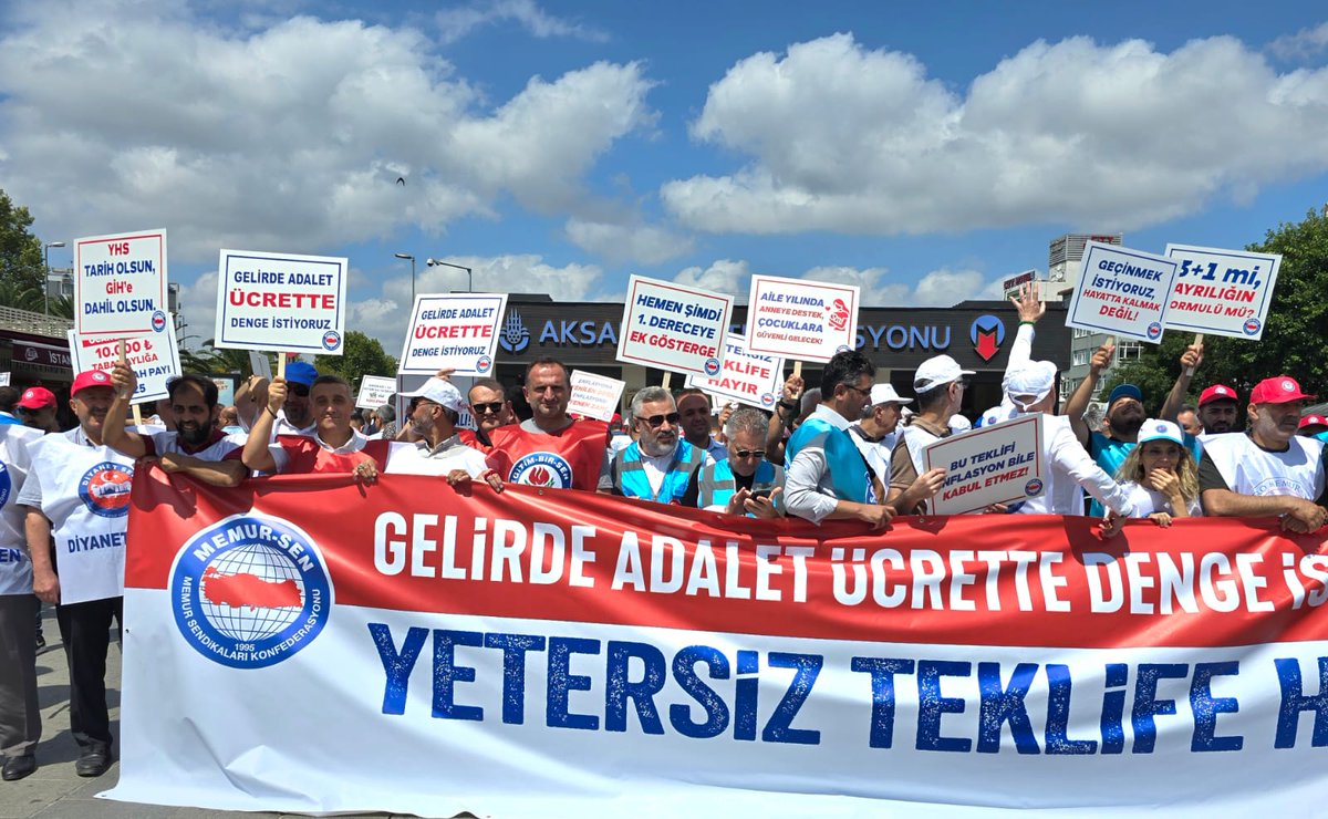 ebsistanbul4's tweet photo. GELİRDE ADALET, ÜCRETTE DENGE İSTİYORUZ!
✋ YETERSİZ TEKLİFE HAYIR!

💬 Kamu işvereninin 2026 için %10 + %6, 2027 için %4 + %4 zam teklifi;
❌ Reel kayıplarımızı telafi etmiyor
❌ Gelecek kaygımızı ortadan kaldırmıyor
❌ Piyasa gerçekleriyle örtüşmüyor

📌 Biz istiyoruz:
💰 Refah payı
📈 Taban aylığa zam
⚖️ Ücret dengesinin yeniden tesisi
🏠 Kira yardımı
👨‍👩‍👧‍👦 Aileyi koruyacak düzenlemeler
📊 Vergide adalet
👷‍♂️ Tüm kamu görevlileri için iyileştirme

🗓 13 Ağustos 2025
📍 Aksaray Metro İstasyonu önünde
Memurun sesini bir kez daha gür şekilde duyurduk!
Bu teklifi yok sayıyor, hakkımızı alana kadar mücadeleye devam ediyoruz! 💪

#YetersizTeklifeHayır #GelirdeAdaletÜcretteDenge #MemurSen #EğitimBirSen #TopluSözleşme