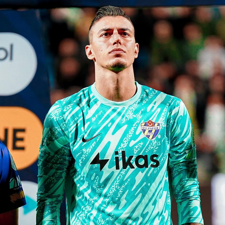 🚨#LOSC 🐶

✅Berke Özer en passe de succéder à Lucas Chevalier dans les buts du LOSC

✈️le portier 🇹🇷, qui va s'engager pour 4 ans, est attendu dans les prochaines heures dans le Nord pour passer sa visite médicale 

💰montant de l'opération : 4,5 M€ + 0,5 M€ de bonus