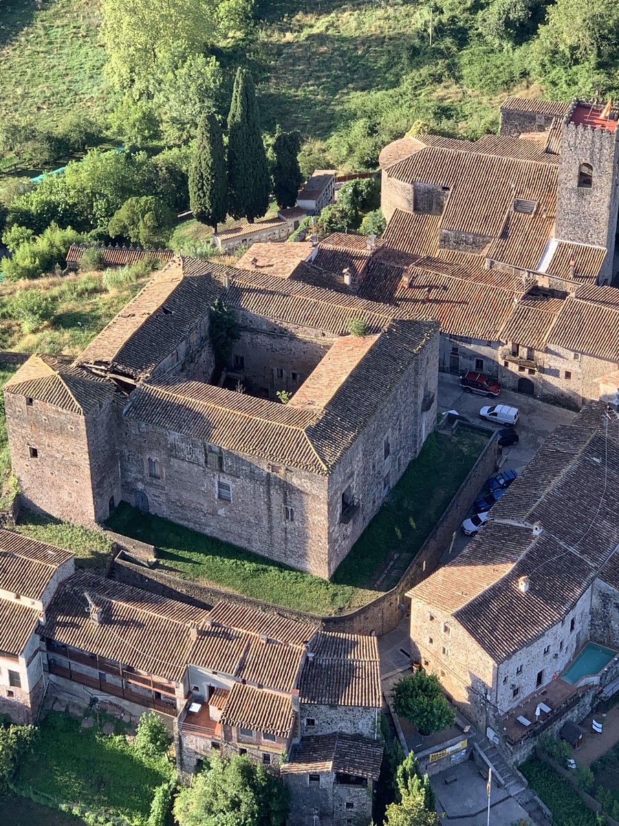 El castell de Santa Pau, cor medieval de la Garrotxa, va ser clau per controlar els camins de la comarca. Recentment, l’Ajuntament l’ha adquirit per retornar-li el protagonisme que havia tingut al poble segles enrere.
·
<a href="/visitsantapau/">@visitsantapau</a>
·
#castell #medieval #turisme #historia