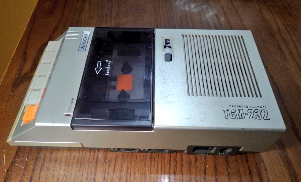 toshitada1973's tweet photo. ソニーのデータレコーダー、TCM-232だよ。SMC-70のカタログに載ってて、型番表記も揃えられてます。FDでの運用がほとんどだったと思うけど、このコはどれくらい活躍したのかな。#TCM232 #SMC70 https://t.co/RsgYFFxmdx