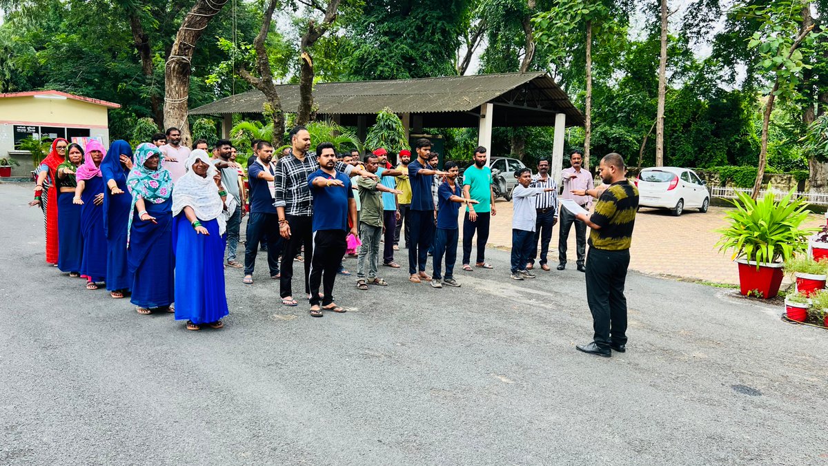 JhansiCantt's tweet image. 🚭🇮🇳 Under the *Nasha Mukt Bharat Abhiyan – 2025*, Cantt staff and sanitary workers took a solemn pledge to stay drug-free and work towards building a healthier, addiction-free nation. 🌟

#nashamuktbharat 
#SayNoToDrugs 
#PledgeForChange
@pddesc
@RakshaSampada