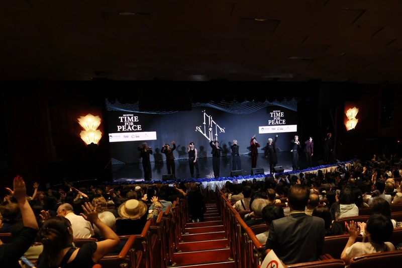 peace_boat's tweet image. 🎶Music reminded us of its power to unite, as @UNESCO Artist for Peace Nimura Eijin moved hearts w/ his violin &amp;amp; global group @official_jo1 brought energy across generations.
🌌The night ended with a stunning @redcliff_drone  show - a journey of light &amp;amp; hope. #TimeForPeace