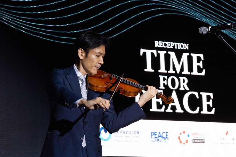 peace_boat's tweet image. 🎶Music reminded us of its power to unite, as @UNESCO Artist for Peace Nimura Eijin moved hearts w/ his violin &amp;amp; global group @official_jo1 brought energy across generations.
🌌The night ended with a stunning @redcliff_drone  show - a journey of light &amp;amp; hope. #TimeForPeace