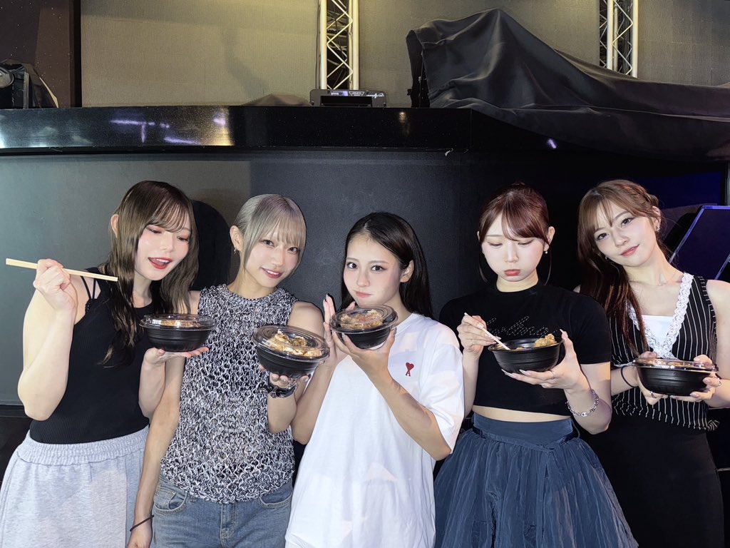 c_on_official's tweet image. 「NEO KASSEN 2025」

Zeppワンマン前ラストライブ！
闘志を燃やして全力でお届けさせていただきました⚔️

ケータリングで唐揚げ丼いただきました！ありがとうございます😋

▶︎ next 8/16(土)
CiON ONE-MAN Live
@ KT Zepp Yokohama

#ネオジャポ #KASSEN  
#CiON #シーオン #ブラドル