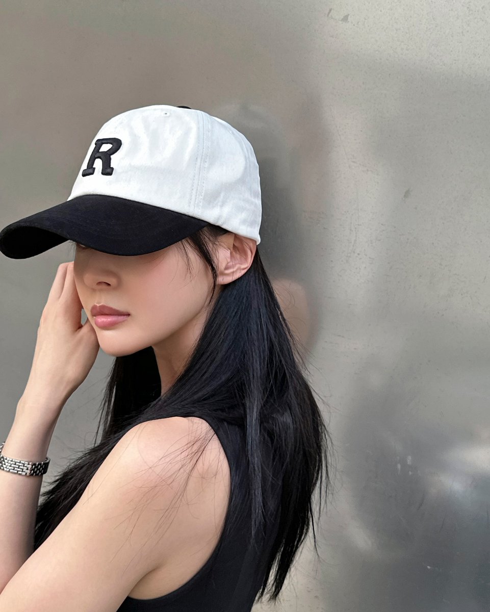 i thought i was having a normal day.. and  then kwon nara, the loml posted and serving beauty as always 🥺💓 look at her insane side profile 😍🫶🏻💕

#kwonnara #권나라 
instagram.com/p/DNShVLATYsW/…