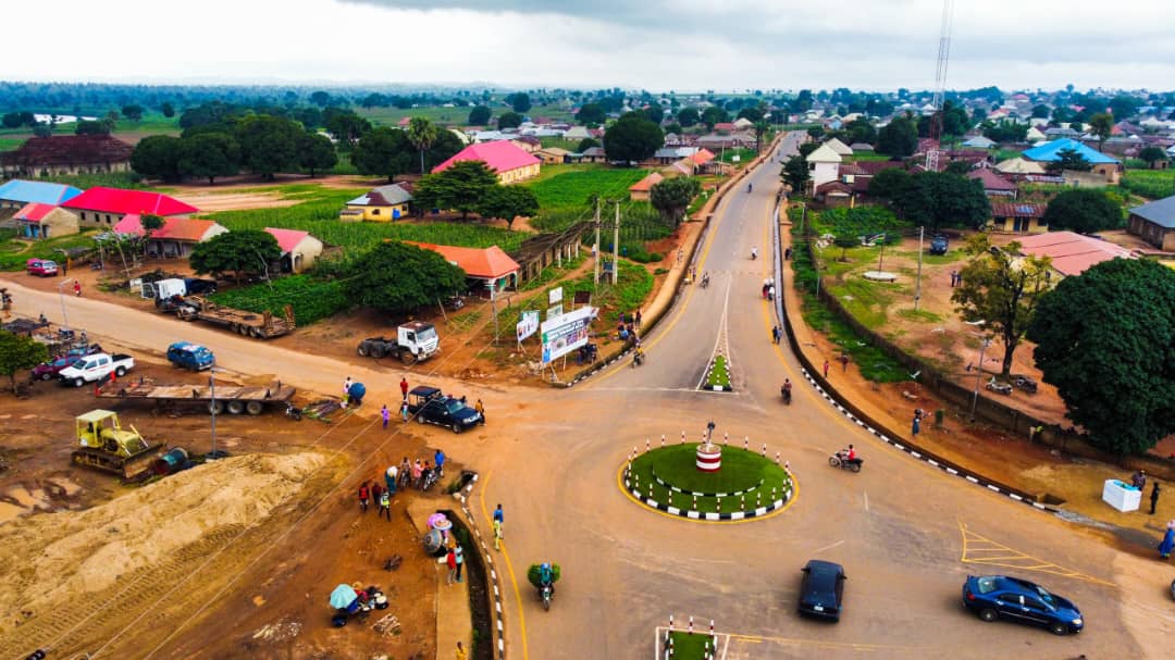 In 2023, Munya LGA was half-deserted by banditry. Markets closed. Farms abandoned.

2 years later, peace has returned — and today, Farmer Gov Bago commissioned the first road project of his tenure here: the 5km Munya Township Road.

Security + Infrastructure = Progress.
#NewNiger