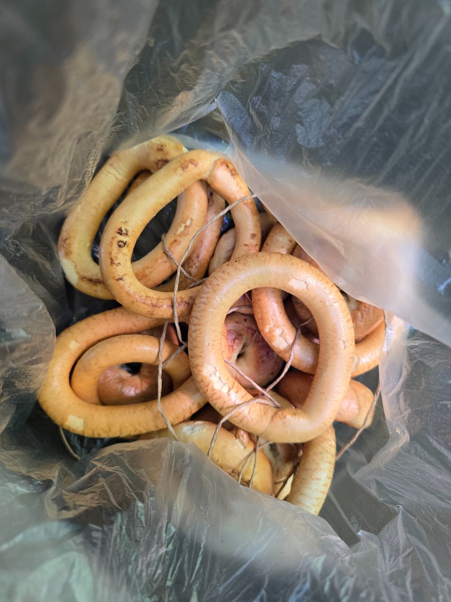 Do fanatyków obwarzanek.

Na Łysej Górze sprzedają takie które są podobno z przepisu z przed pierwszej wojny światowej. Nie wiem czy to prawda, ale są to najlepsze jakie w życiu jadłem