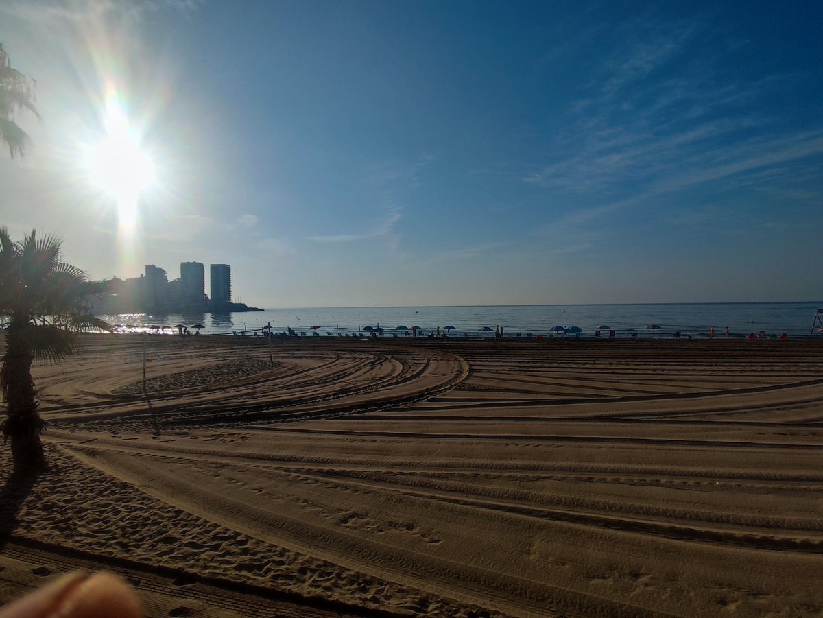 jmbuesa's tweet photo. Playa de la Concha, Oropesa del Mar, 13 de agosto 2025, 08:30, sillas y sombrillas puestas, alguno se queda para disimular. 🙃
@radiocastellon
@epmediterraneo
@ondacero_cs
@Oropesa_del_mar
#OropesadelMar https://t.co/9Di47TP7Jm