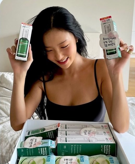 Hwasa becoming Dr.G’s Soothing Essence model after her review during her what’s in my bag video 🤧🔥

Looooook how Happy she is with all the product she receives my skincare addict baby 🤧🧡