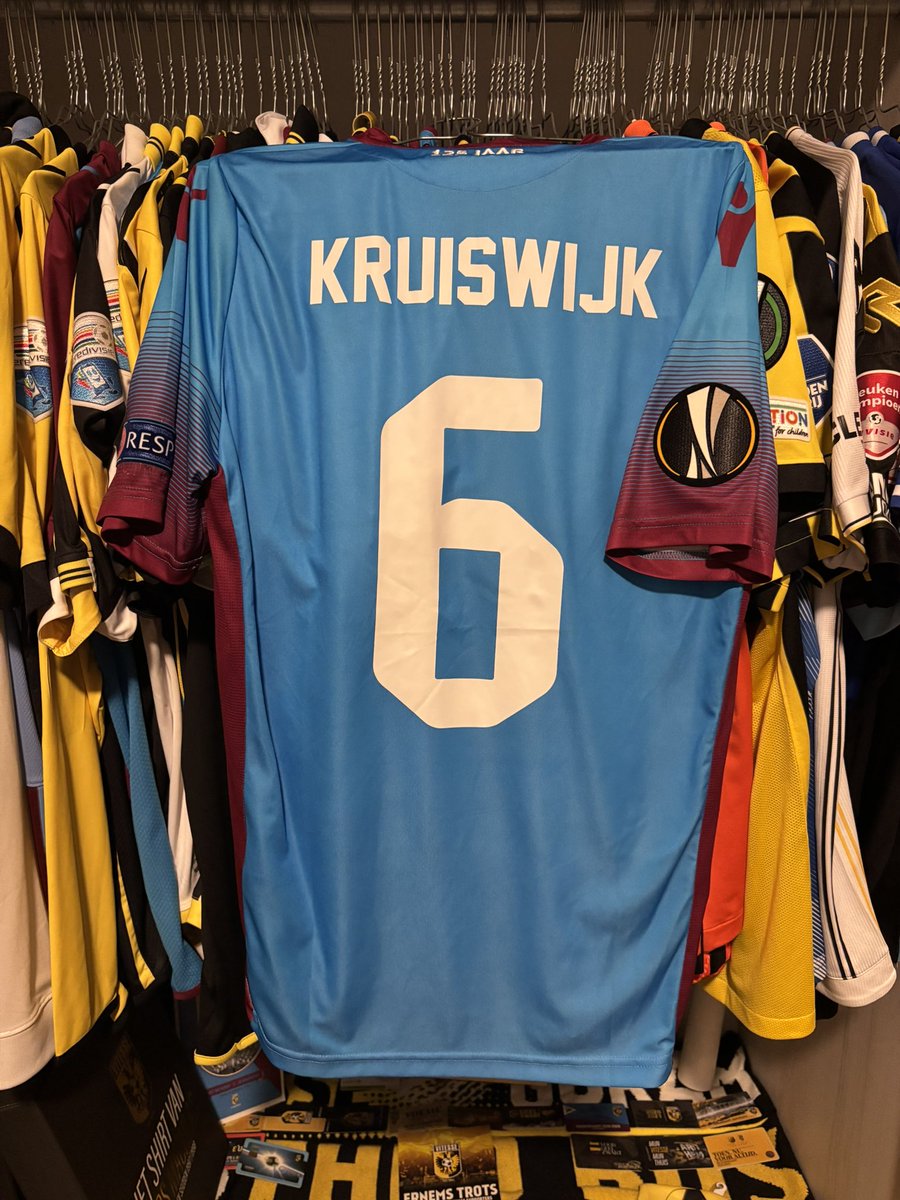 Zomaar een shirtje uit het verleden.
Arnold Kruiswijk, Europa League 2017-2018

13/x