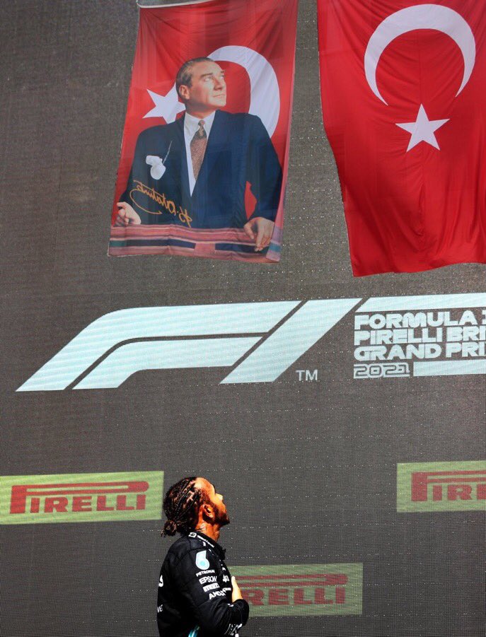 onlymerco's tweet photo. formula 1 tarihinin en iyi fotoğrafı.. üstü bir sonraki Türkiye GP'sine kadar gelmeyecek.. https://t.co/u5iIF0Entk