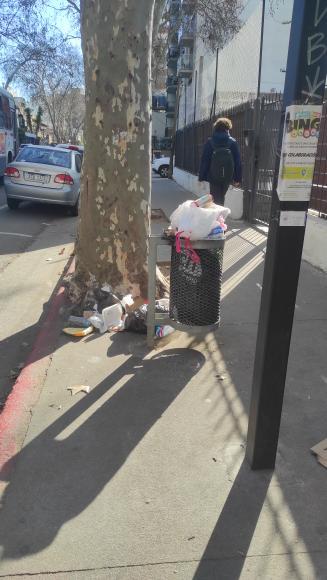 sebas166019's tweet photo. Quien diría que Carolina tenía razón, la gente baja de los edificios y tira la basura domiciliaria en las papeleras. https://t.co/CIhmVCf6Se